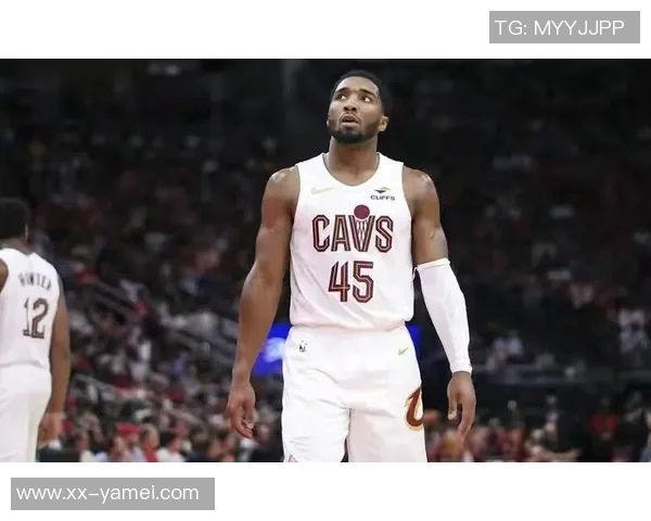 多诺万米切尔半场表现低迷9投仅3中三分球命中率不佳仅得9分4助 多诺万米切尔半场表现低迷9投仅3中三分球命中率不佳仅得9分4助